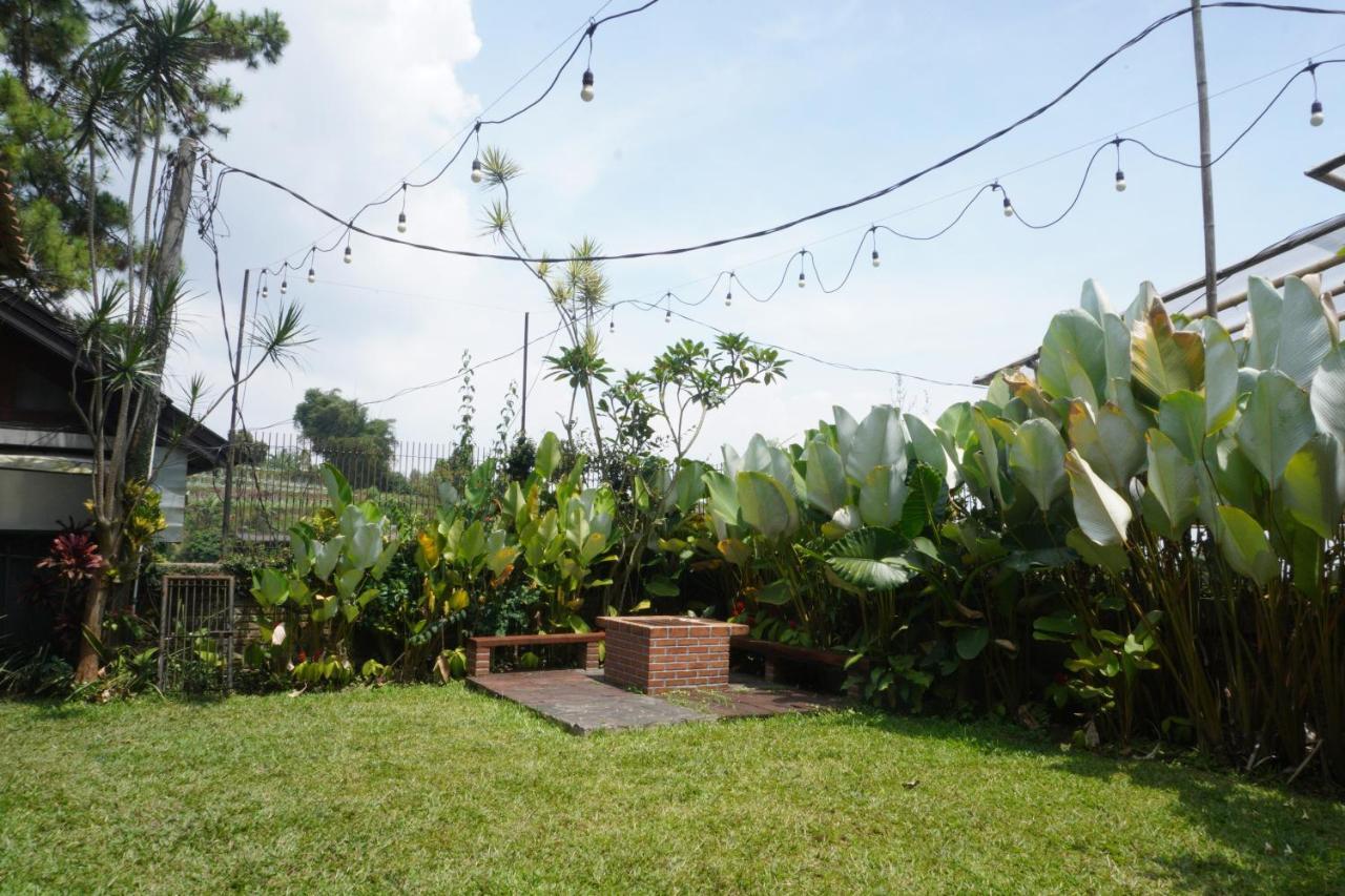 Rumah Stroberi Organic Farm & Family Lodge Lembang Exterior foto
